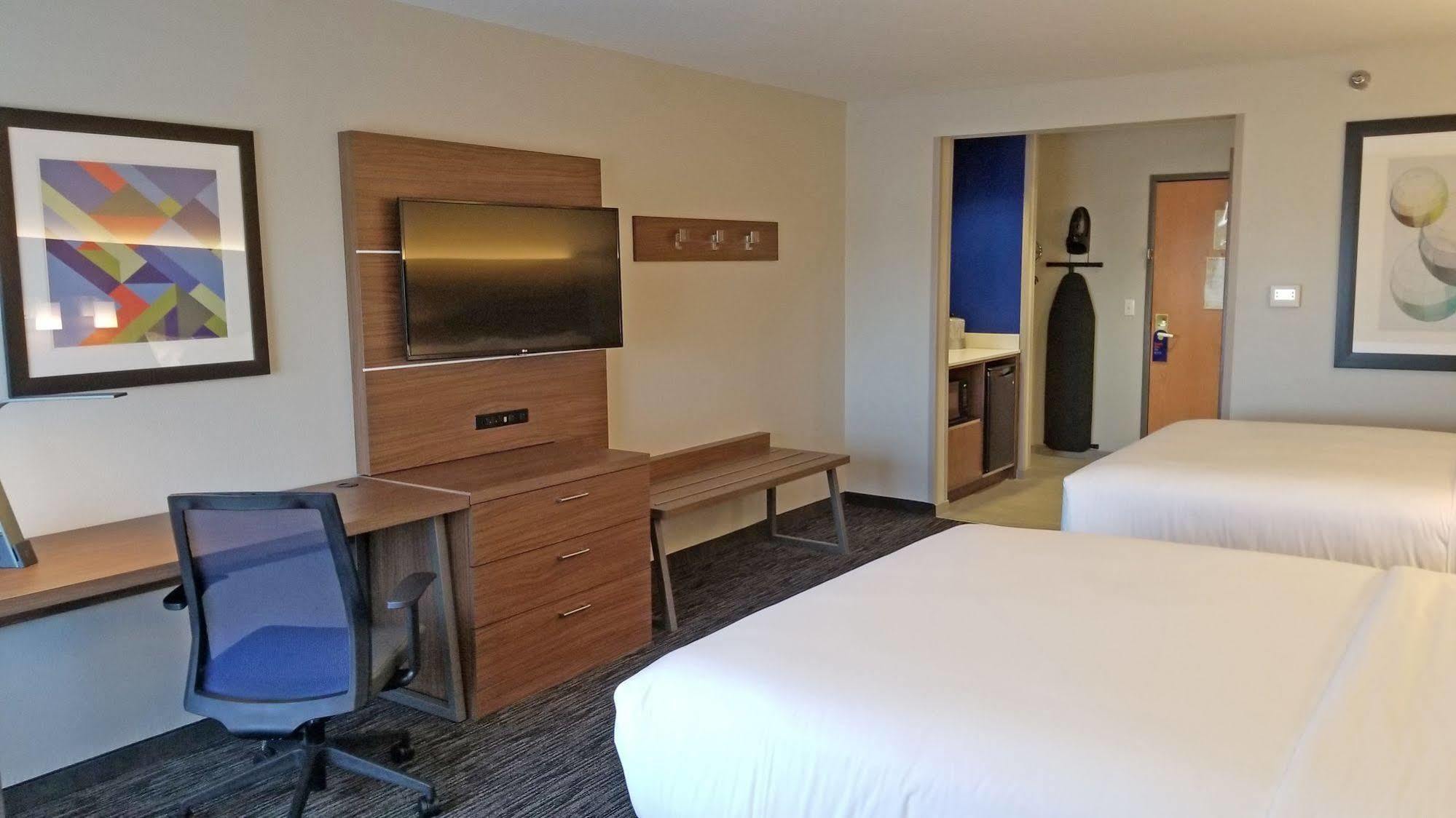 Holiday Inn Express Hotel & Suites Columbus By Ihg Exterior foto