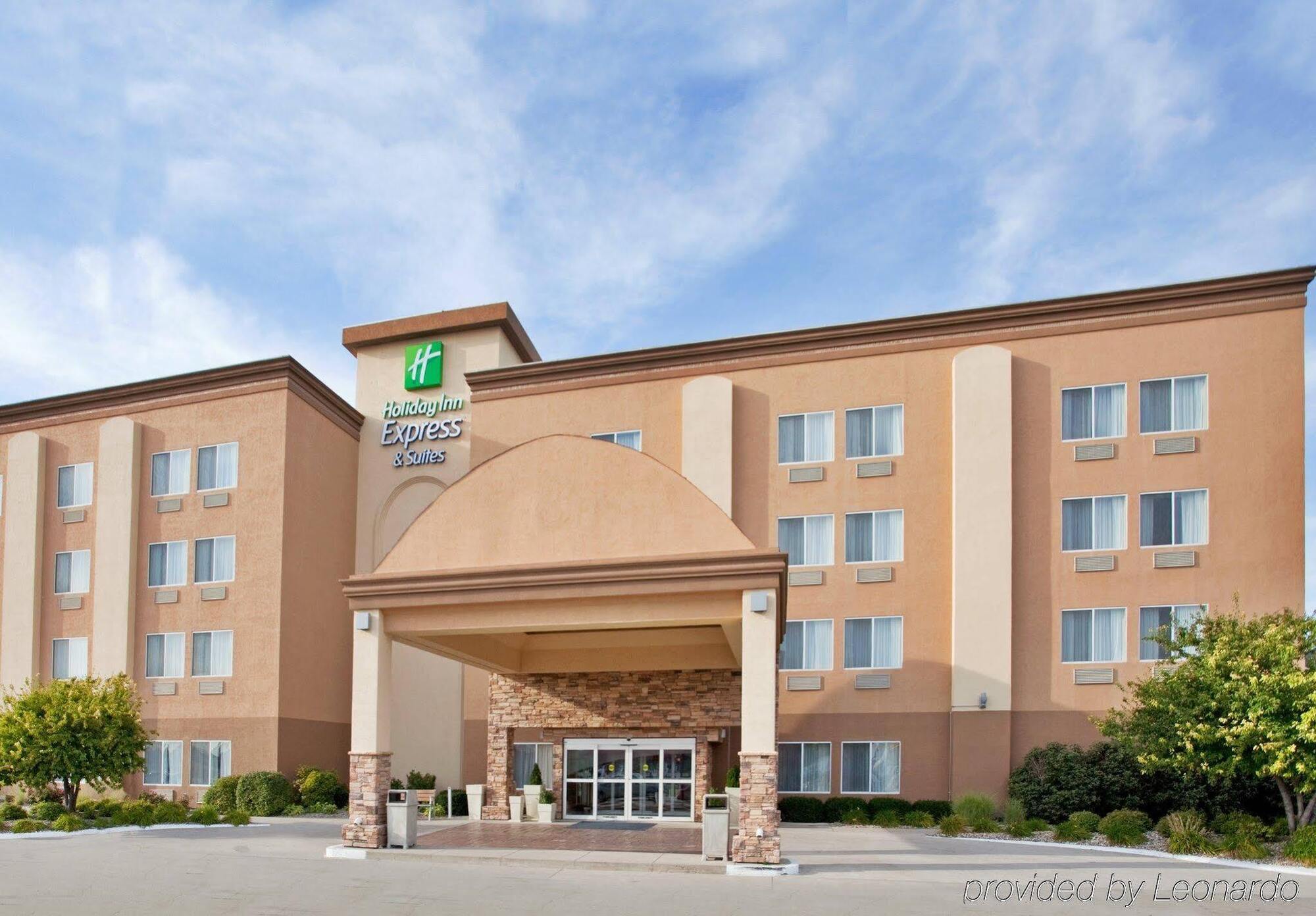 Holiday Inn Express Hotel & Suites Columbus By Ihg Exterior foto